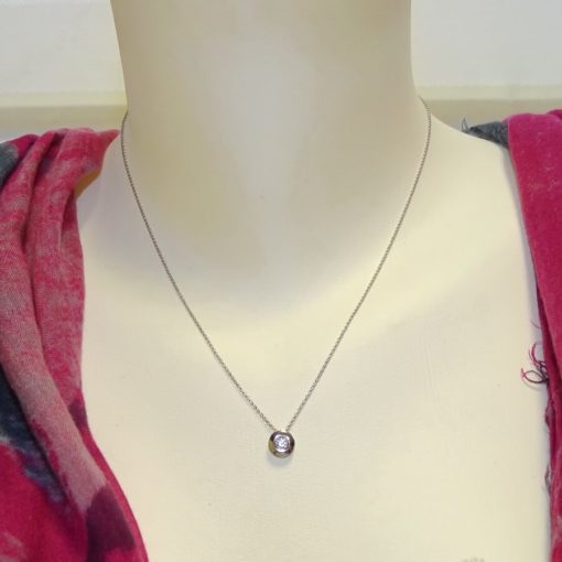 Collar de oro blanco de 18K con un diamante de 0.15cts en chatón de oro blanco de 18K. 2.30gr de oro de 18k. Cadena rolo. - Imagen 2