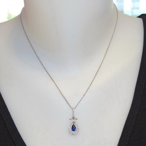 Collar de oro blanco con 0,25cts de diamantes y zafiro de 0,94cts. - Imagen 2
