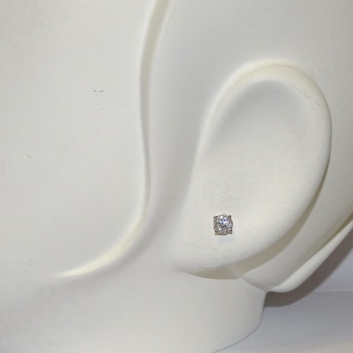 Pendientes de diamantes de 0.26cts en oro blanco de 18k con engaste invisible y cierre presión. 5mm de diámetro - Imagen 2