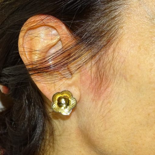 Pendientes flor grande oro mate brillo y circonitas - Imagen 2