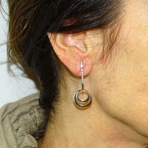 pendientes largos y originales oro blanco y circonitas - Imagen 2