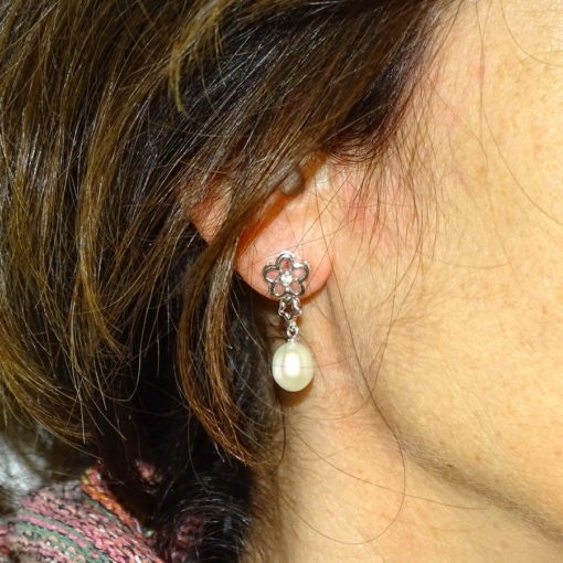Pendientes de oro blanco de 18k con 2 flores con circonitas y perlas cultivadas de 8mm - Imagen 2