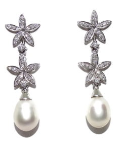 Pendientes de oro blanco de 18k doble flor con circonitas y perlas cultivadas de 9mm. 3.90cm de largos. Cierre presión. 5.70gr de oro de 18k