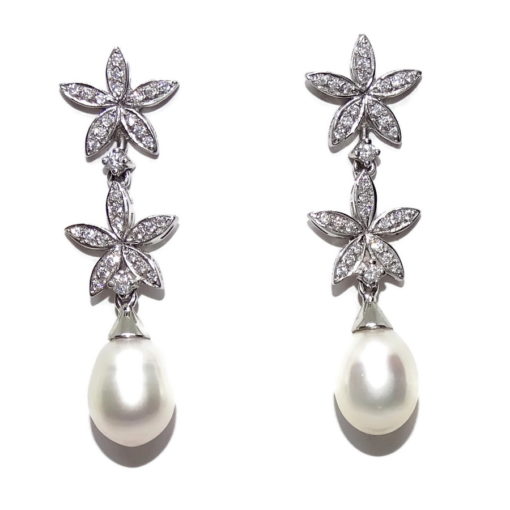 Pendientes de oro blanco de 18k doble flor con circonitas y perlas cultivadas de 9mm. 3.90cm de largos. Cierre presión. 5.70gr de oro de 18k