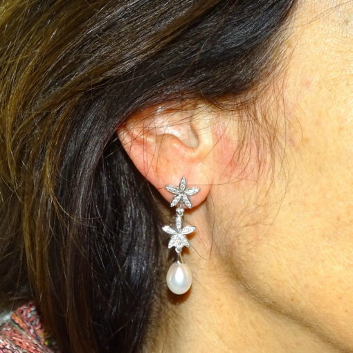 Pendientes de oro blanco de 18k doble flor con circonitas y perlas cultivadas de 9mm. 3.90cm de largos. Cierre presión. 5.70gr de oro de 18k - Imagen 2