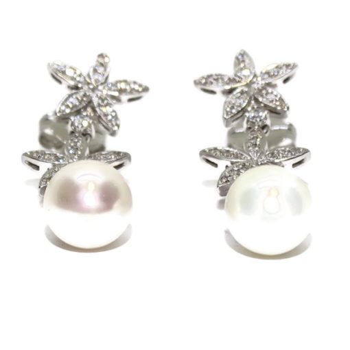 Pendientes de oro blanco de 18k doble flor con circonitas y perlas cultivadas de 9mm. 3.90cm de largos. Cierre presión. 5.70gr de oro de 18k - Imagen 4