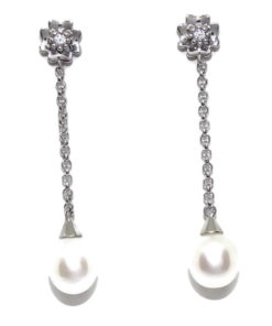 Pendientes de oro blanco de 18k con circonita y perla cultivada de 9mm largos 4.60cm con cadena rolo y cierre presión.