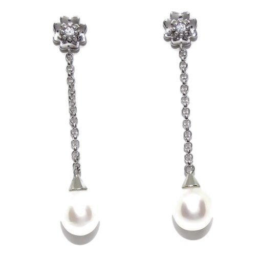 Pendientes de oro blanco de 18k con circonita y perla cultivada de 9mm largos 4.60cm con cadena rolo y cierre presión.