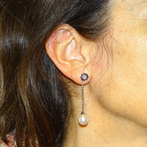 Pendientes de oro blanco de 18k con circonita y perla cultivada de 9mm largos 4.60cm con cadena rolo y cierre presión. - Imagen 2