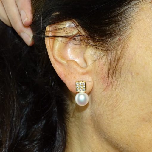 Pendientes de oro amarillo de 18k con circonitas y perlas cultivada de 10mm cierre omega - Imagen 2