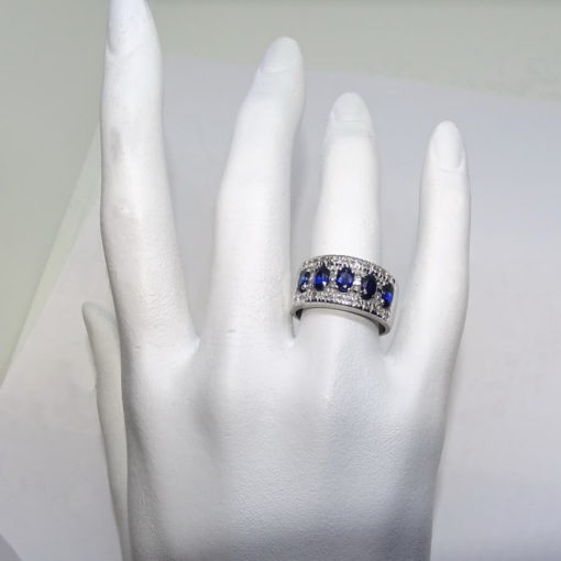Precioso Anillo de Oro Blanco de 18k con un 5 zafiros ovales de 1.45cts y Diamantes Talla Brillante de 0.40cts - Imagen 2