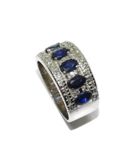 Precioso Anillo de Oro Blanco de 18k con un 5 zafiros ovales de 1.45cts y Diamantes Talla Brillante de 0.40cts