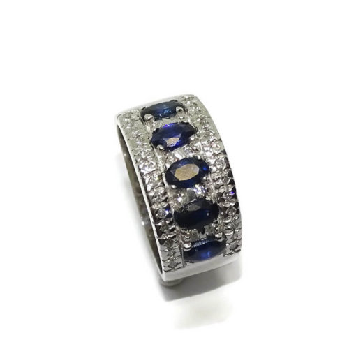 Precioso Anillo de Oro Blanco de 18k con un 5 zafiros ovales de 1.45cts y Diamantes Talla Brillante de 0.40cts - Imagen 6