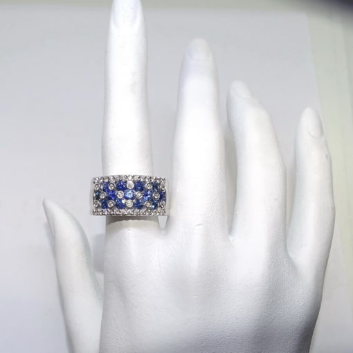 Anillo de Oro Blanco de 18k Muy Ancha con 0.46cts de Diamantes y 1.17cts de zafiros. - Imagen 2