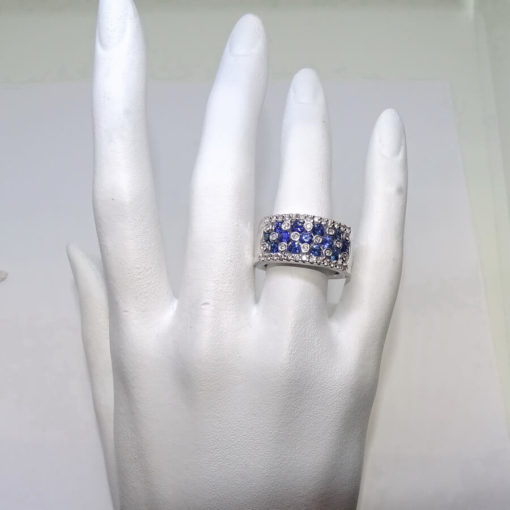 Anillo de Oro Blanco de 18k Muy Ancha con 0.46cts de Diamantes y 1.17cts de zafiros. - Imagen 8