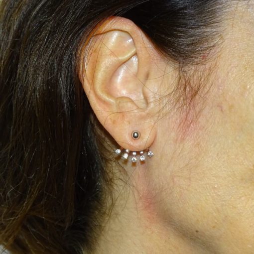 Pendiente trepador de oro blanco de 18k con 10 circonitas de la mejor calidad. - Imagen 2