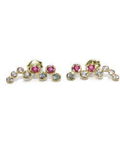Pendiente trepador de oro amarillo 18k con 8 circonitas de color y 8 circonitas blancas todas de la mejor calidad.