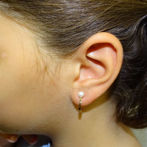 Pendientes tipo aro de oro amarillo de 18k de tubo cuadrado con 2 perlas cultivadas redondas de 4mm para niña y mujer - Imagen 2