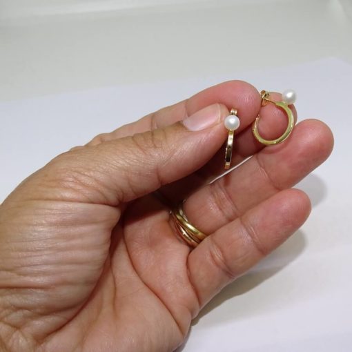 Pendientes tipo aro de oro amarillo de 18k de tubo cuadrado con 2 perlas cultivadas redondas de 4mm para niña y mujer - Imagen 4
