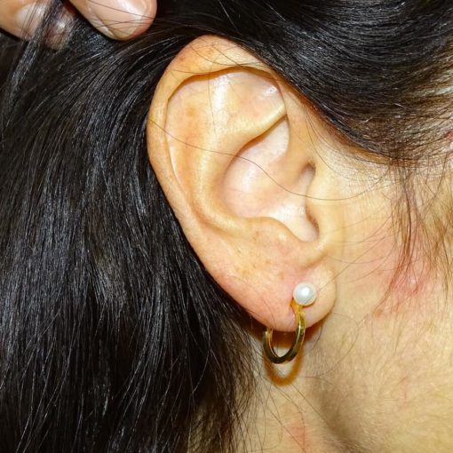 Pendientes tipo aro de oro amarillo de 18k de tubo cuadrado con 2 perlas cultivadas redondas de 4mm para niña y mujer - Imagen 3