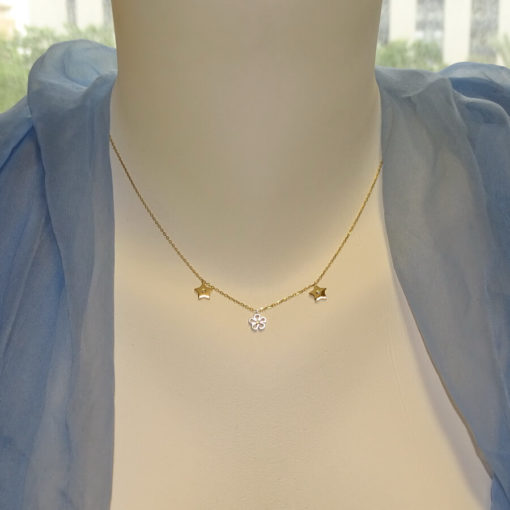 Collar de oro bicolor de 18k y 3 diamantes de 0.05cts con motivo central de flor en oro blanco de 18k y 2 estrellas a los lados de oro amarillo de 18k - Imagen 2