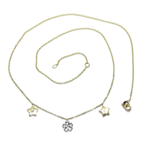 Collar de oro bicolor de 18k y 3 diamantes de 0.05cts con motivo central de flor en oro blanco de 18k y 2 estrellas a los lados de oro amarillo de 18k