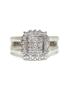 Anillo de Oro Blanco de 18k con 26 Diamantes Talla Brillante de 0.55cts.