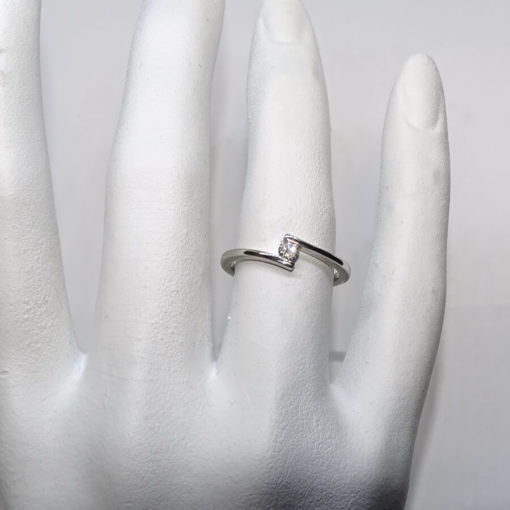 Anillo brazo cruzado 0,11cts - Imagen 2