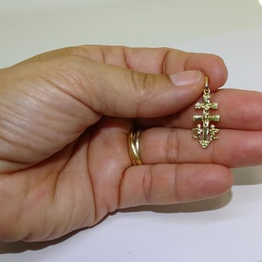 Cruz de Caravaca con Sus 2 emblematicos angelitos Toda de Oro de 18k. 1.35gr de Oro de 18k - Imagen 2
