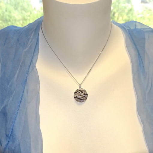 Original Collar de Oro Blanco de 18k con Diamantes Blancos y Negros de 1.06cts - Imagen 2