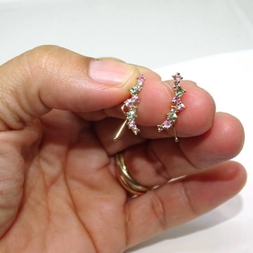 Pendiente trepador de oro amarillo 18k con 6 circonitas y zafiros de color - Imagen 4