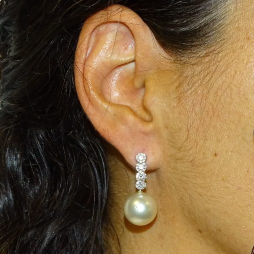 pendientes de oro blanco de 18k con 0.56cts y 2 perlas australianas de 13mm - Imagen 2