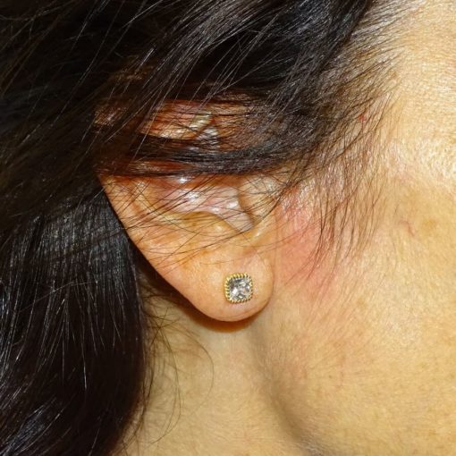 Pendientes cuadrados de oro amarillo de 18k con 2 circonitas. 6x6mm. - Imagen 2