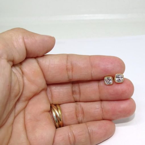Pendientes cuadrados de oro amarillo de 18k con 2 circonitas. 6x6mm. - Imagen 4