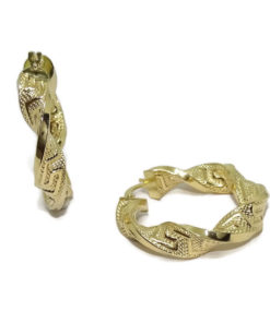 Aro de oro de 18K enroscado y con greca. Peso; 4.45g. 6mm de anchos por 3.00cm de diámetro exterior.
