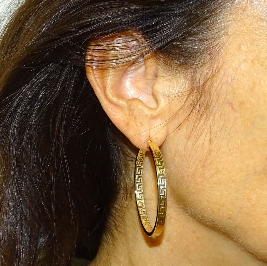 Aros grandes de oro amarillo de 18k con greca, tubo cuadrado de 4mm y 4.40cm de diámetro exterior. 3.80gr - Imagen 2