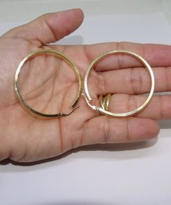 Aros grandes de oro amarillo de 18k con greca, tubo cuadrado de 4mm y 4.40cm de diámetro exterior. 3.80gr - Imagen 3