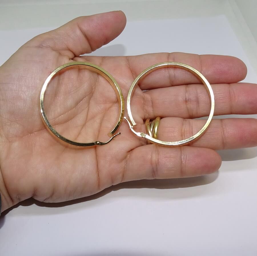 Aros grandes de oro amarillo de 18k con greca, tubo cuadrado de 4mm y 4.40cm de diámetro exterior. 3.80gr - Imagen 3