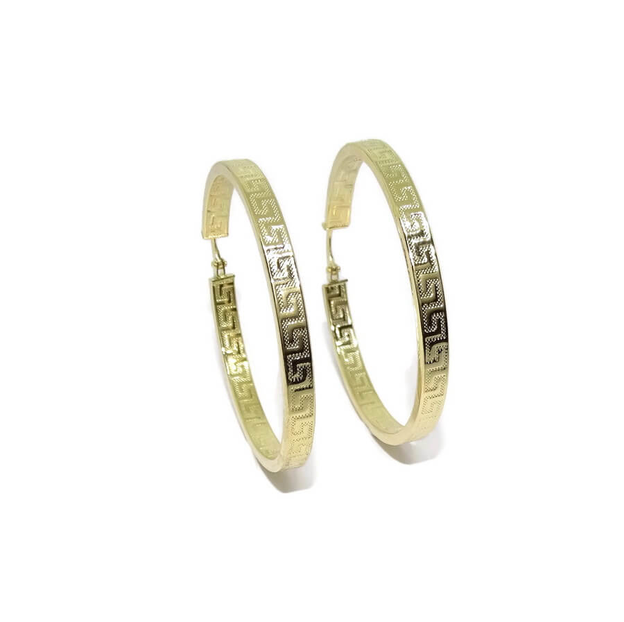 Aros grandes de oro amarillo de 18k con greca, tubo cuadrado de 4mm y 4.40cm de diámetro exterior. 3.80gr