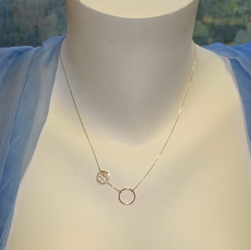 Collar de oro amarillo de 18k con cadena forzada ligera con karma y mamá. - Imagen 2