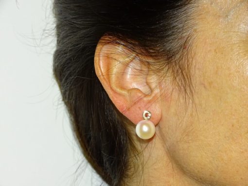 Pendientes de oro amarillo con perla natural cultivada tipo botón de 11mm y 2 circonitas - Imagen 2