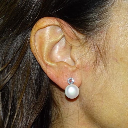 Pendientes de oro amarillo con perla natural cultivada tipo botón de 11mm y 2 circonitas - Imagen 2