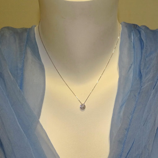 Clásico colgante para mujer de Oro Blanco de 18k con 0.15cts de Diamantes, 7mm de diámetro con Cadena mini forzada de 40cm - Imagen 2
