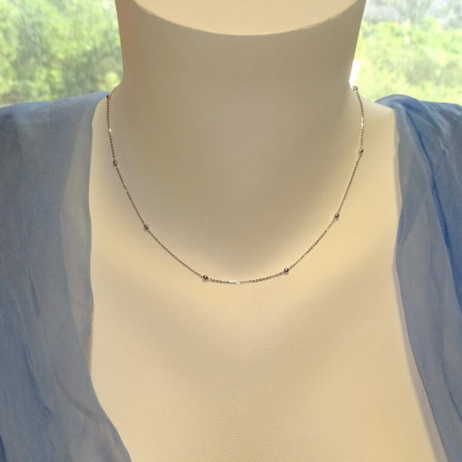 Cadena para Mujer de Oro Blanco de 18k con Cadena Forzada picada y 10 Bolas de Oro Brillo de 2.5mm de diámetro. 45cm de Largo - Imagen 2