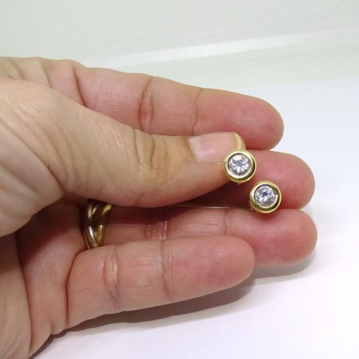 Pendientes oro amarillo de 18k tipo chatón de 8.00mm con 2 circonitas y cierre presión. - Imagen 6