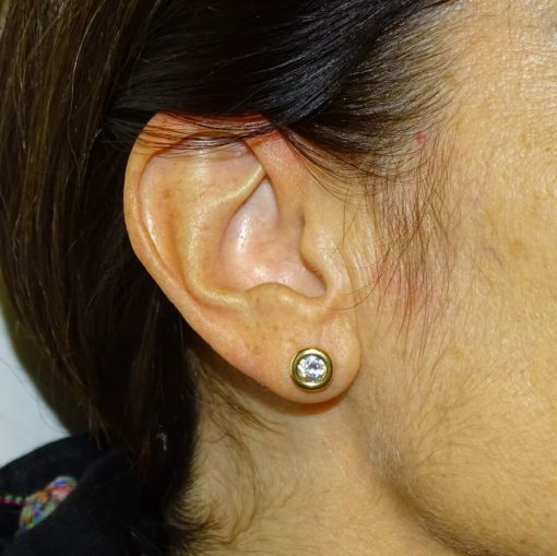 Pendientes oro amarillo de 18k tipo chatón de 8.00mm con 2 circonitas y cierre presión. - Imagen 2