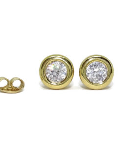 Pendientes oro amarillo de 18k tipo chatón de 8.00mm con 2 circonitas y cierre presión.