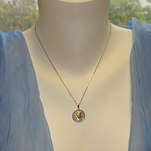 Medalla de Oro Amarillo y Oro Blanco de 18k con la Virgen Niña Especial comunión y Mujer. - Imagen 2