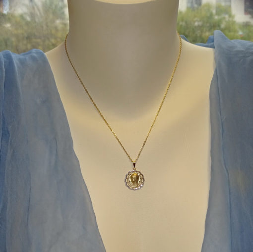 Medalla de Bicolor de Oro de 18k con la Virgen Niña de 18mm Calada. Especial comunión y Mujer. - Imagen 2