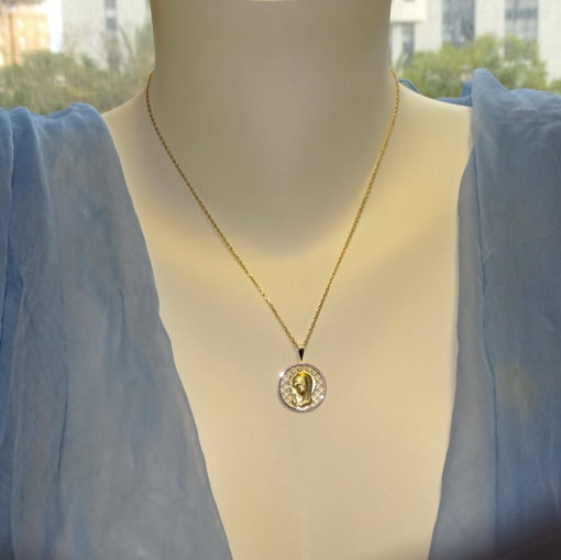 Medalla de Oro Amarillo y Oro Blanco de 18k con la Virgen Niña de 20mm Calada y Cadena Forzada de 45cm. Especial comunión y Mujer - Imagen 2